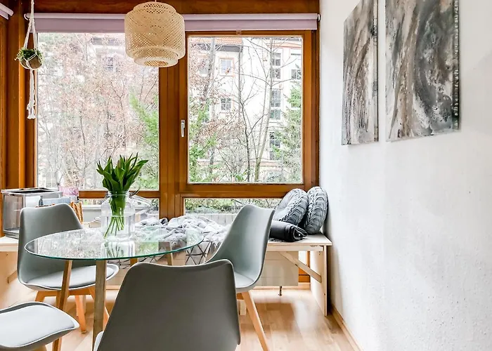 Studio Near Altstadt /W Workspace, Feng-Shui & Art