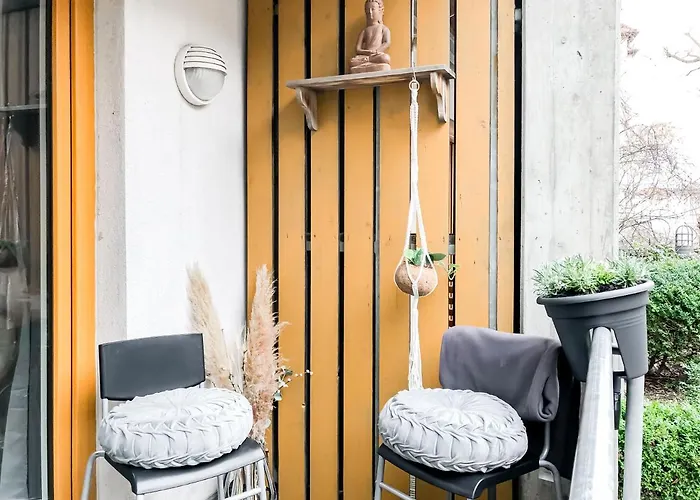 Studio Near Altstadt /W Workspace, Feng-Shui & Art