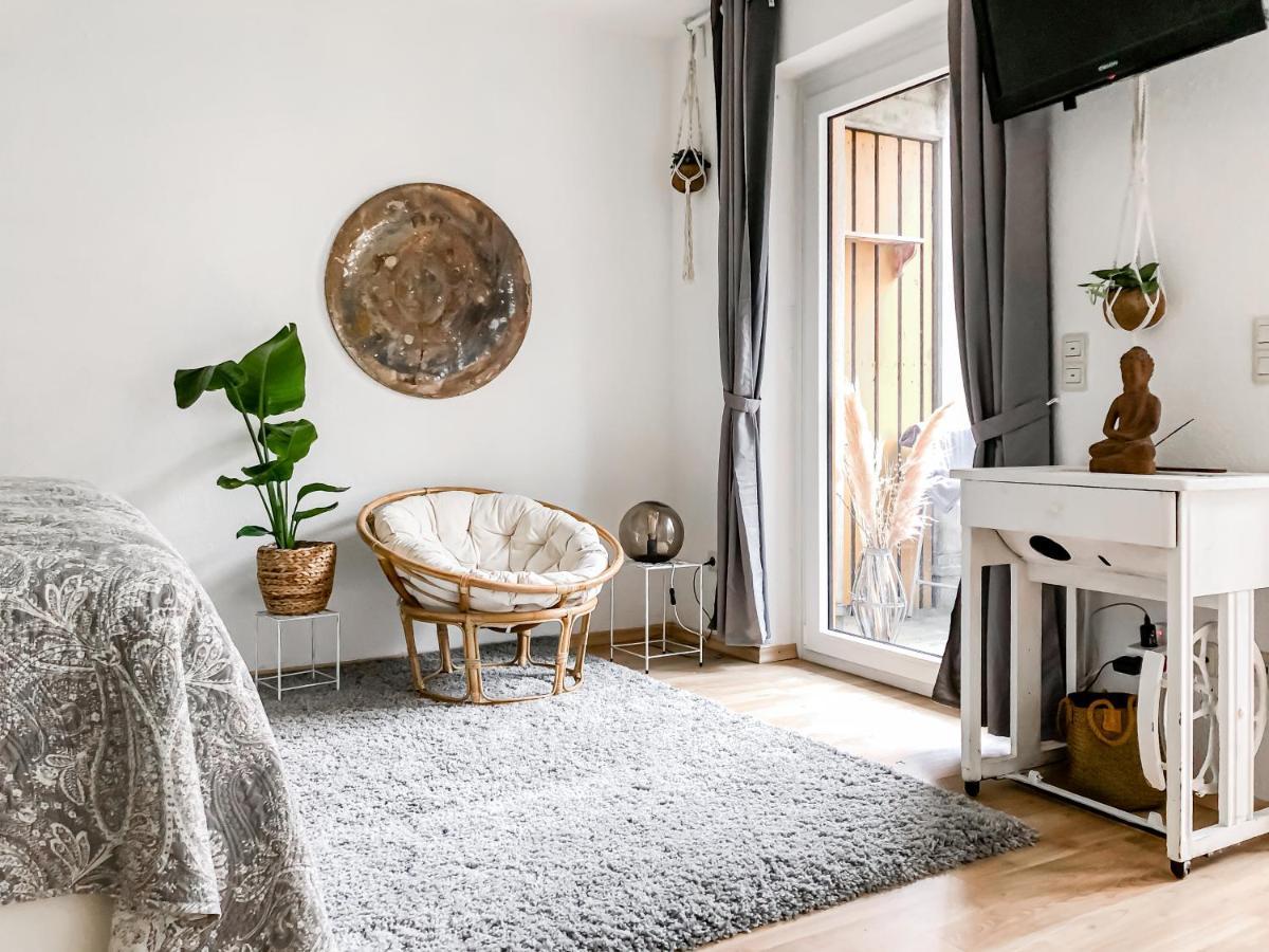 Near Altstadt /w Workspace, Feng-shui & Art Appartement *
